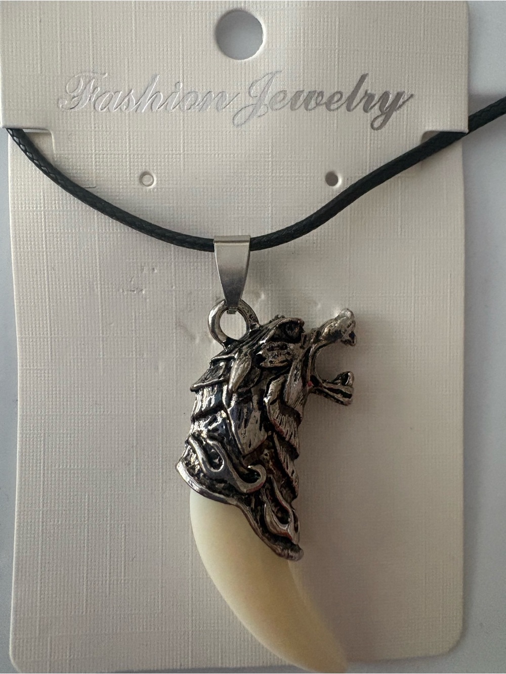 Fashion Jewelry Silver Wolf Head Pendant Necklace with Cream Tusk on Black Cord